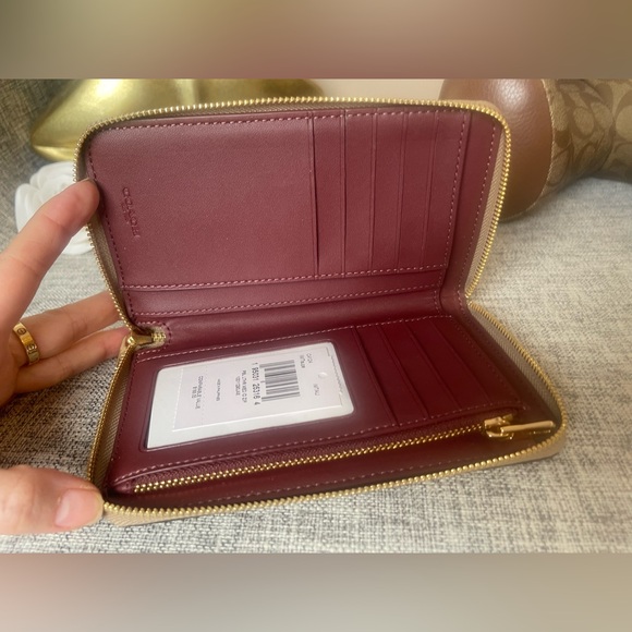 $99(NWT) Coach Medium ID Zip Wallet Pebble Leather - Picture 4 of 5